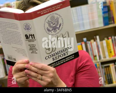 Februar 2005; Mission Viejo, CA, USA; der Bericht der Kommission von 9/11, der offiziell als Abschlussbericht der Nationalen Kommission für Terroranschläge auf die Vereinigten Staaten bezeichnet wird, ist der maßgebliche Bericht über die Ereignisse, die zu den Anschlägen vom 11. September 2001 führten. Sie wurde von der Nationalen Kommission für Terroranschläge auf die Vereinigten Staaten auf Ersuchen des Präsidenten George W. Bush und des Kongresses vorbereitet. Der Bericht wurde am 22. Juli 2004 veröffentlicht. Die kommission befragte über 1.200 Personen in zehn Ländern und prüfte mehr als zweieinhalb Millionen Seiten an Dokumenten, darunter einige von ihnen, die sehr gut geschützt waren Stockfoto