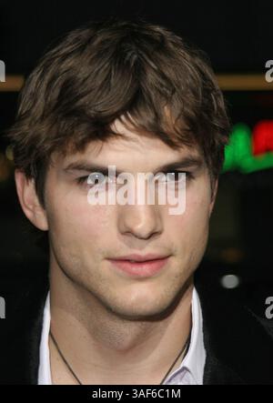 März 2005; Hollywood, CA, USA; Schauspieler ASHTON KUTCHER bei der „Guess Who“-Premiere im Grauman's Chinese Theatre. Stockfoto