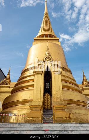 Goldene Pagode am Grand Palace in Bangkok Thailand. Foto an einem sonnigen Tag Stockfoto