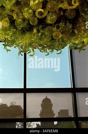 Dies ist ein Abschnitt von Dale Chilhuly (CQ) handgeblasener Glasskulptur namens 2 Glass Kronleuchter, die im neuen CAL EPA Gebäude in der 10th und I Street hängt. Dieser Typ ist offenbar bekannt, und es wird eine Widmung für das Stück März 30 geben, laut Linda Bloom of Arts an öffentlichen Plätzen. Vom 20. März 2001 (Sacramento Bee/Chris Crewell) /ZUMA Press Stockfoto