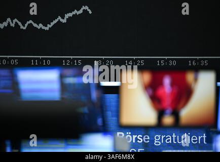 07. April 2025, Hessen, Frankfurt/Main: Während die Dax-Kurve in der Handelshalle der Frankfurter Wertpapierbörse rot ist, ist auf einem Förderband die Worte „Börsengratulierung“ zu sehen. Zu Beginn der neuen Handelswoche fiel der deutsche Aktienindex (Dax) um rund zehn Prozent. Foto: Arne Dedert/dpa Stockfoto