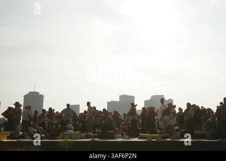 31. August 2005; New Orleans, LA, USA; Hunderte von Flüchtlingen, die aus St. Bernard Parish gerettet wurden, kommen mit einem Lastkahn am Algiers Ferry Terminal auf der anderen Seite des Mississippi River von der Innenstadt von New Orleans an. Obligatorischer Credit: Foto von Lisa Krantz/San Antonio Express/ZUMA Press. (©) Copyright 2005 Lisa Krantz/San Antonio Express Stockfoto
