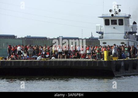 31. August 2005; New Orleans, LA, USA; Hunderte von Flüchtlingen, die aus St. Bernard Parish gerettet wurden, kommen mit einem Lastkahn am Algiers Ferry Terminal auf der anderen Seite des Mississippi River von der Innenstadt von New Orleans an. Obligatorischer Credit: Foto von Lisa Krantz/San Antonio Express/ZUMA Press. (©) Copyright 2005 Lisa Krantz/San Antonio Express Stockfoto