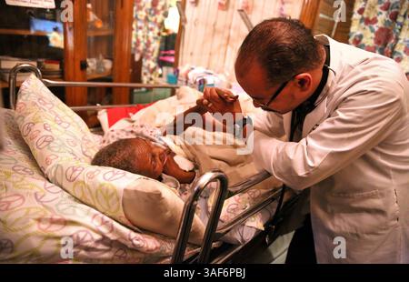 12. November 2014 - Chicago, IL, USA - Dr. Fred Richardson Jr. gibt der Patientin Louise Cannon, 79, eine Untersuchung im Haus der West Side von Cannon am Dienstag, 11. November 2014 in Chicago. (Bild: © Chris Sweda/TNS/ZUMA Wire) Stockfoto