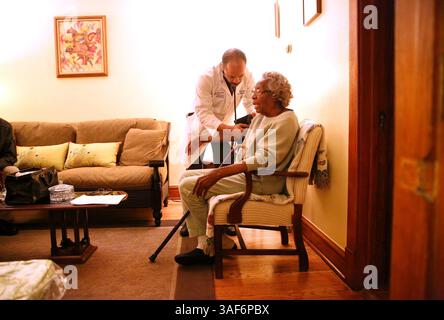 12. November 2014 - Chicago, IL, USA - Dr. Fred Richardson Jr. besucht die Patientin Alberta Bowles, 95, während einer Untersuchung im Haus von Bowles in West Side am Dienstag, 11. November 2014 in Chicago. (Bild: © Chris Sweda/TNS/ZUMA Wire) Stockfoto