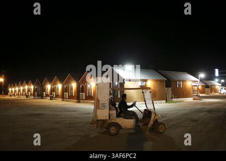 10. Februar 2015 - Tilden, Texas, USA - Ein Arbeiter fährt mit einem Wagen um das Gelände der Grand Eagle Ford Lodge in Tilden, Texas, am Dienstag, 10. Februar 2015. Mit dem Rückgang des Ölpreises, der zu niedrigeren Benzinpreisen führte, ist die Aktivität im gesamten Eagle Ford Shale-Spiel zurückgegangen. Laut Zam Ali, einem Eigentümer, lag die Belegungsrate im letzten Jahr bei etwa 65 bis 75 Prozent in der Lodge mit 85 Einheiten. Aufgrund der rückläufigen Aktivität ist die Lodge derzeit mit einer Belegung von rund 20 Prozent belegt. Die Lodge wurde im März 2013 eröffnet. (Foto: © San Antonio Express-News/ZUMA Wire) Stockfoto