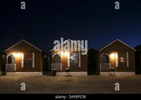 10. Februar 2015 - Tilden, Texas, USA - bei Sonnenuntergang bleiben die Einheiten in der Grand Eagle Ford Lodge in Tilden, Texas, am Dienstag, 10. Februar 2015 leer. Mit dem Rückgang des Ölpreises, der zu niedrigeren Benzinpreisen führte, wurde die Aktivität im Spiel Eagle Ford Shale beeinträchtigt. Laut Zam Ali, einem der Eigentümer, lag die Belegungsrate im letzten Jahr bei 65 bis 75 Prozent in der 85-Einheiten-Lodge. Die Lodge wurde im März 2013 eröffnet und ist derzeit mit rund 20 Prozent belegt. (Foto: © San Antonio Express-News/ZUMA Wire) Stockfoto