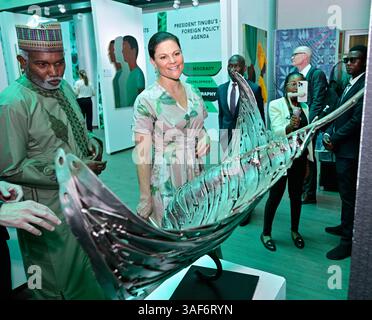 Abuja, Nigeria. April 2025. Kronprinzessin Victoria und Außenminister Yusuf Tuggar bei einer Kunstausstellung im Außenministerium in Abuja, Nigeria am 7. April 2025. Kronprinzessin Victoria von Schweden besucht am 6-9. April 2025 die Republik Nigeria. Foto: Jonas Ekströmer/TT/Code 10030 Credit: TT News Agency/Alamy Live News Stockfoto