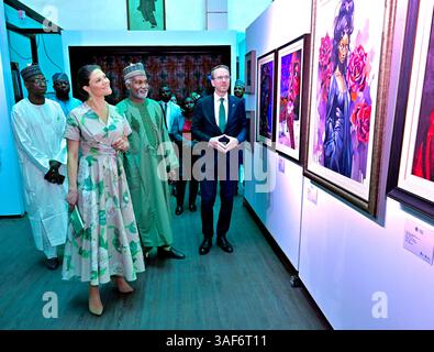 Abuja, Nigeria. April 2025. Kronprinzessin Victoria und Außenminister Yusuf Tuggar bei einer Kunstausstellung im Außenministerium in Abuja, Nigeria am 7. April 2025. Kronprinzessin Victoria von Schweden besucht am 6-9. April 2025 die Republik Nigeria. Foto: Jonas Ekströmer/TT/Code 10030 Credit: TT News Agency/Alamy Live News Stockfoto