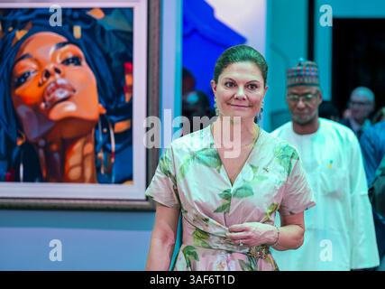 Abuja, Nigeria. April 2025. Kronprinzessin Victoria bei einer Kunstausstellung im Außenministerium in Abuja, Nigeria am 7. April 2025.Kronprinzessin Victoria von Schweden besucht die Republik Nigeria am 6-9. April 2025. Foto: Jonas Ekströmer/TT/Code 10030 Credit: TT News Agency/Alamy Live News Stockfoto
