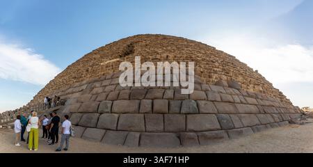 Kairo, Ägypten; 20. Januar 2024: Erfassen Sie das atemberaubende Panorama der Mycerinus-Pyramide in Gizeh, Ägypten, eines der sieben Wunder der Antike. Stockfoto
