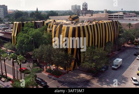 SP.89788.- - LIEFERUNG NACH:.Metro.- -.8.2.99.- -.St. pete.-. BILDINFORMATIONEN:. Das Hotel Detroit, 668.000 Kubikfuß großes Gebäude an der Ecke Central Ave. Und 2nd St. N., wurde von True Nolen Monday für trockene Holztermiten zeltet. Zwischen 3500-4500 Klammern wurden verwendet, um die Planen an Ort und Stelle zu halten. Das 110 Jahre alte Hotel wird in ein Boutique-Hotel umgebaut. .- -. Times Foto von:. CHERIE DIEZ.-. Story Von:.- -. GESCANNT VON:..- - AUSFÜHRUNGSDATUM: 3/99 (Kreditbild: St. Petersburg Times/ZUMAPRESS.com) Stockfoto