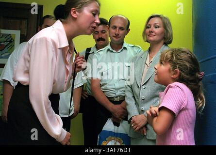 NP.91234.- - LIEFERUNG AN:. NP-Schreibtisch. -.8/30/1999.- -.Oldsmar.- -. BILDUNTERSCHRIFT INFO: 1/1 Russische Dolmetscherin Julie Zhigarjowa (CQ), links, beantwortet eine Frage von der Vorschulschülerin Chelsea Brown (CQ), 7, Montag während eines Besuchs der Akademie des Lernens in Oldsmar. Zhigarjowa (CQ) übersetzte Englisch für russische Beamte, von links, Hintergrund, Wladimir Dyachenko (CQ), Ruslan Mokrushev (CQ), Aleksey Volchenkov und Tatyana Barketova (Bild: St Petersburg Times/ZUMAPRESS.com) Stockfoto