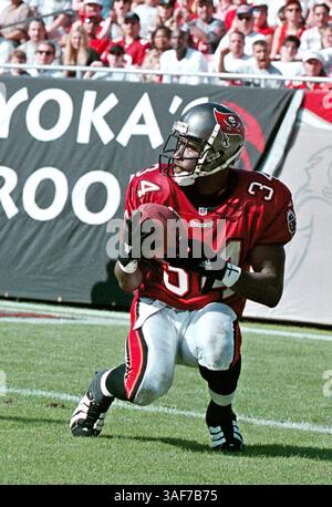TP.93824.- LIEFERUNG AN:.Sports.- 14.11.1999.- Tampa - CAPTION INFO:. Die Kansas City Chiefs vs. Tampa Bay Buccaneers im Raymond James Stadium in Tampa, Florida, am Sonntag, den 14. November 1999. Alle Namen aus der Liste. Tampa Bay's Dexter Jackson stürzt einen Mark Royals-Punt spät im zweiten Quartal, der die Kansas City Chiefs tief in die 20-Yard-Linie bindet. Times Foto von:. Joseph Garnett Jr..- Geschichte von:.stroud/hooper.--. GESCANNT VON:.Garnett.- - AUSFÜHRUNGSDATUM: .11.15/1999 (Kreditbild: St. Petersburg Times/ZUMAPRESS.com) Stockfoto