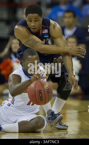 16. März 2012 - Omaha, NE, USA - Florida Gators Guard Erving Walker (11) kämpft in der ersten Halbzeit 2012 im CenturyLink Center in Omaha, Nebraska um einen losen Ball mit Virginia Cavaliers Guard Jontel Evans (1). (Bild: © David Eulitt/Kansas City Star/MCT/ZUMAPRESS.com) Stockfoto