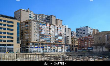 Stadtbild mit Wohngebäuden vor blauem Himmel. Murcia, Spanien - 2023 Stockfoto