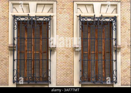 Zwei alte große Fenster an einer Backsteinmauer. Murcia, Spanien - 2023 Stockfoto