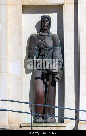 Rundumsicht auf die Skulptur, die den Eingang zum Justizpalast schmückt. Murcia, Spanien - 2023 Stockfoto