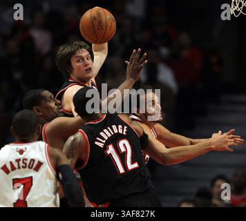 16. März 2012 – Chicago, Illinois, USA – Portland Trail Blazers Small Forward LUKE BABBITT schlägt in der zweiten Halbzeit vor dem Chicago Bulls Center JOAKIM NOAH (13) einen Ball zurück. Die Blazer besiegten die Bulls, 100-89. (Bild: © Brian Cassella/Chicago Tribune/MCT/ZUMAPRESS.com) Stockfoto