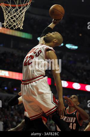 16. März 2012 – Chicago, Illinois, USA – Chicago Bulls Stürmer TAJ GIBSON (22) steigt im ersten Quartal im United Center in Chicago am Freitag in den Korb vor dem Portland Trail Blazers Center KURT THOMAS (40). Die Blazer besiegten die Bulls, 100-89. (Bild: © Brian Cassella/Chicago Tribune/MCT/ZUMAPRESS.com) Stockfoto