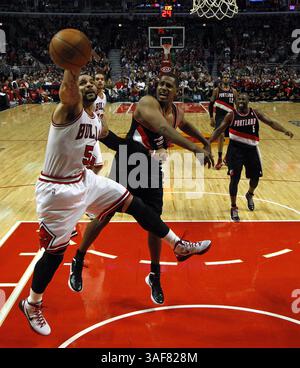 16. März 2012 – Chicago, Illinois, USA – Chicago Bulls Power Forward CARLOS BOOZER (5) holt sich in der ersten Halbzeit im United Center in Chicago einen Rückprall vor Portland Trail Blazers Power Forward LaMarcus ALDRIDGE (12). Die Blazer besiegten die Bulls, 100-89. (Bild: © Brian Cassella/Chicago Tribune/MCT/ZUMAPRESS.com) Stockfoto