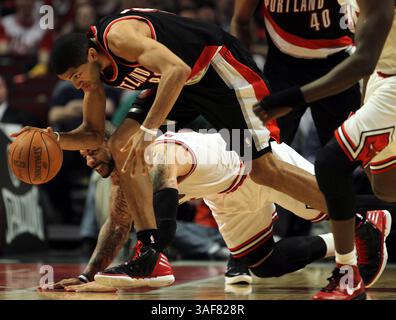16. März 2012: Chicago, IL, USA – Chicago Bulls Power Forward Carlos Boozer (5) verliert am Freitag, 16. März 2012 einen Ball gegen Portland Trail Blazers Small Forward Nicolas Batum (88) im United Center in Chicago, Illinois. Die Blazer besiegten die Bulls, 100-89. (Bild: © Brian Cassella/Chicago Tribune/MCT/ZUMAPRESS.com) Stockfoto