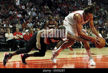 16. März 2012 – Chicago, IL, USA – der Portland Trail Blazers Point Guard Raymond Felton (5) schlägt in der zweiten Halbzeit im United Center in Chicago, Illinois, am Freitag, den 16. März 2012 einen Ball vom Chicago Bulls Center Joakim Noah (13) weg. Die Blazer besiegten die Bulls, 100-89. (Bild: © Brian Cassella/Chicago Tribune/MCT/ZUMAPRESS.com) Stockfoto