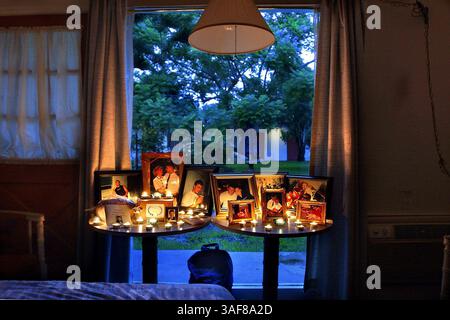 Hinweis für Bildgebungsabteilung: Bitte halten Sie warme, gesättigte Töne im Raum und blaue Töne außen. Danke.) In Zimmer 5 im Valley Forge Motel, einem Schrein des katholischen St. Pete High Grades Joey Turner, bleibt Tag und Nacht beleuchtet. (Fotografiert 29.07.04) Turner ertrank hinter Don Cesar, nachdem er am 4. Juli von einem kleinen Boot gesprungen war und zu einem Feuerwerk an Land ging. Das Zimmer gehört seiner Mutter Colleen Turner (cq) und seiner Tante Deborah Edney (Credit Image: St Petersburg Times/ZUMAPRESS.com). Stockfoto