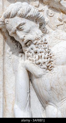 Venedig, Italien - 27. September 2019: Antike Skulptur von Adam mit Apfel aus der Bibel im Dogenpalast in Venedig, Italien, Nahaufnahme, Details Stockfoto