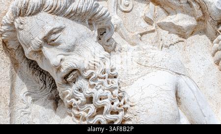 Venedig, Italien - 27. September 2019: Antike Skulptur von Adam mit Apfel aus der Bibel im Dogenpalast in Venedig, Italien, Nahaufnahme, Details Stockfoto