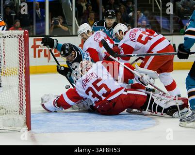17. März 2012: Haie-Stürmer Logan Couture hat einen Schuss vom Redwings-Torwart Jimmy Howard während des NHL-Hockeyspiels zwischen den Detroit Red Wings und den San Jose Sharks im HP Pavilion in San Jose, CA. Die Sharks führen 2-1 am Ende der ersten Periode. â© Damon Tarver/Cal Sport Media(Kreditbild: © Damon Tarver/Cal Sport Media/ZUMAPRESS.com) Stockfoto