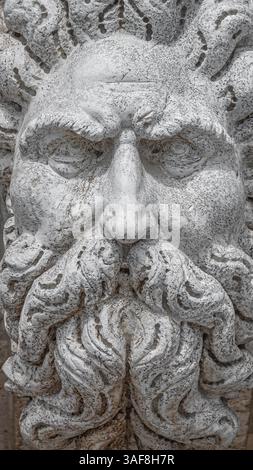 Venedig, Italien - 27. September 2019: Porträt der alten Skulptur des alten venezianischen bärtigen Mannes in Venedig, Italien, Nahaufnahme, Details Stockfoto