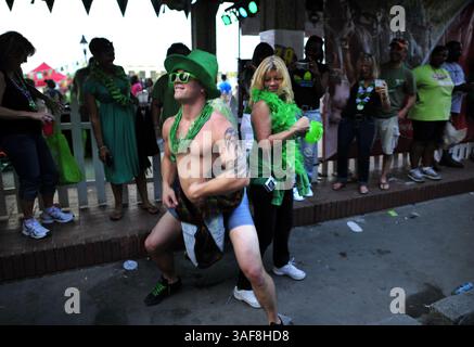 März 2012: Savannah, Georgia, USA S - zwei Leute tanzen auf der Straße vor einer Menschenmenge auf der River Street im historischen Stadtteil nach der Savannah St. Patrick's Day Parade. Savannah rühmt sich der Feier als eine der größten Menschenmassen und längsten Paraden des Landes. (Bild: © Stephen Morton/ZUMAPRESS.com) Stockfoto