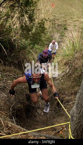 HT 133724 - - LIEFERUNG NACH: hernando - - 1/27/2002 - - BILDUNTERSCHRIFT INFO: Der Duathlon des Himmels und der Hölle findet auf dem Fegefeuer-Kurs im gran-Canyon außerhalb von Brooksville statt. (Der Platz befindet sich auf der Cooper Terrace vor Mondon Hill). Dieses Rennen zieht wahnsinnige Triathleten auf einem superharten und gefährlichen Kurs an. 2) Bruce Gerse, Roster, führt eine Gruppe von Duathlon-Konkurrenten auf einen steilen Kalksteinberg. - - Times Foto: Daniel Wallace - - Geschichte von: brant - - GESCANNT VON: - - ERSCHEINUNGSDATUM: 3/2002 (Credit Image: St Petersburg Times/ZUMAPRESS.com) Stockfoto