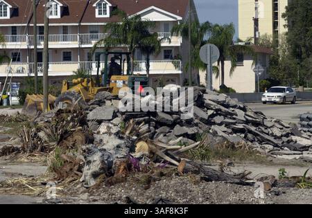 SP 135273 - - LIEFERUNG AN: Neighborhood Times - - 2/4/2002 - - St Pete Beach - - BILDUNTERSCHRIFT INFO: Ein Frontlader arbeitet am Straßenbelag auf der Blind Pass Rd An der 90 Ave. Für den Bau neuer Straßenverbreiterung. Im Vordergrund stehen Baumstümpfe von abgeholzten Bäumen. Die Arbeiten beginnen mit der Erweiterung der Blind Pass Road in St. Pete Beach. Nachbarn, die daran interessiert waren, etwa 40 Bäume zu erhalten, brachten ihre Wünsche zum Rathaus -- offenbar zu spät. Die Bauarbeiter haben mindestens 30 der Bäume mit Kettensägen versehen. - - Times Foto von: Fred Victorin - - Geschichte von: amy wimmer - - GESCANNT VON: - - ERSCHEINUNGSDATUM: 2/6/2002 Stockfoto