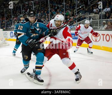 17. März 2012: Haie-Stürmer Patrick Marleau Jostles trifft Redwings-Stürmer Henrik Zetterberg im NHL-Hockeyspiel zwischen den Detroit Red Wings und den San Jose Sharks im HP Pavilion in San Jose, CA. Die Haie besiegten die Redwings 3-2 in Überstunden. â© Damon Tarver/Cal Sport Media(Kreditbild: © Damon Tarver/Cal Sport Media/ZUMAPRESS.com) Stockfoto