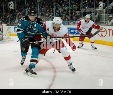 17. März 2012: Haie-Stürmer Patrick Marleau sucht sich im HL-Hockeyspiel zwischen den Detroit Red Wings und den San Jose Sharks im HP Pavilion in San Jose, CA. Die Haie führen 2-1 am Ende der zweiten Periode. â© Damon Tarver/Cal Sport Media(Kreditbild: © Damon Tarver/Cal Sport Media/ZUMAPRESS.com) Stockfoto