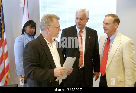 TP 143498 - - LIEFERUNG AN: Tampa Desk - - 7/16/2002 - - Plant City - - CAPTION INFO: 4. Yvette Thomas, Vize-Bürgermeisterin von Plant City (ID von der Stadt) (links) hört zu, wie Phillip W. Waldron (ID aus seiner Pressemitteilung) (zweiter von links), Michael S. Sparkman, Bürgermeister von Plant City (dritter von links) (ID von der Stadtverwaltung) und Kommissar Bill Dodson (rechts) (Bild: St Petersburg Times/ZUMAPRESS.com) Stockfoto