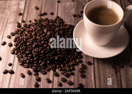 Licht aus dem Fenster auf Kaffeebohnen. Kaffeebohnen sind auf dem Tisch verschüttet. Hochwertige Fotos Stockfoto