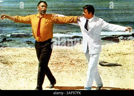 Juni 1964; Hollywood, Kalifornien, USA; der britische Schauspieler ALAN BATES starb im Alter von 69 Jahren in London nach einer Krebsschlacht. Bates erhielt eine Oscar-Nominierung für seine Rolle in The Fixer. Er war auch bekannt für seine Rolle in Filmen wie Zorba the Greek, Women in Love und Gosford Park. 1964, Filmtitel: ZORBA DER GRIECHE, Regie: MICHAEL CACOYANNIS, Bild: ALAN BATES, ANTHONY QUINN. (Kreditbild: SNAP/ZUMAPRESS.com) Stockfoto