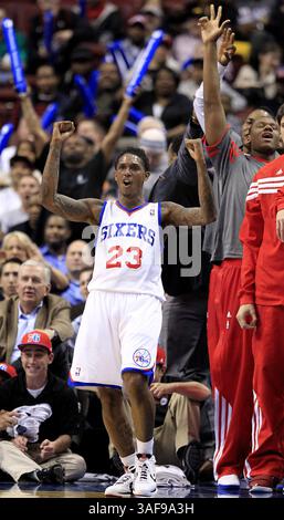 24. März 2012 - Philadelphia, PA, USA - die Philadelphia 76ers und Lou Williams (23) feiern am Dienstag, den 27. März 2012, im Wells Fargo Center in Philadelphia, Pennsylvania, einen 103-85-Sieg über die Cleveland Cavaliers. (Bild: © Ron Cortes/Philadelphia Inquirer/MCT/ZUMAPRESS.com) Stockfoto