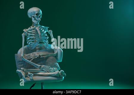 Künstliches menschliches Skelettmodell, das auf Stuhl vor grünem Hintergrund sitzt, Raum für Text Stockfoto