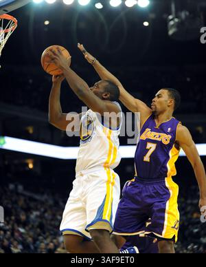 27. März 2012 – Oakland, CA, USA – Charles Jenkins der Golden State Warriors fährt am Dienstag, den 27. März 2012, in der Oracle Arena in Oakland, Kalifornien, unter den Ramon Sessions der Los Angeles Lakers (7). (Kreditbild: © Dan Honda/Contra Costa Times/MCT/ZUMAPRESS.com) Stockfoto