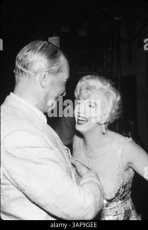 Juni 1959; Hollywood, Kalifornien, USA; MARILYN MONROE Schauspieler. Blonde Bombe, geboren am 1. Juni 1926, NORMA JEAN BAKER. Am 5. August 19621959 starb MARILYN MONROE an einer Drogenüberdosis, Filmtitel: SOME LIKE IT HOT, Regie: BILLY WILDER, Studio: UA, Bild: MAURICE CHEVALIER, MARILYN MONROE. (Kreditbild: SNAP/ZUMAPRESS.com) Stockfoto