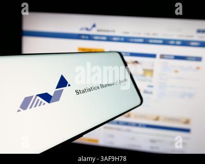 Stuttgart, Deutschland - 21.11.2024: Handy mit Logo der japanischen Agentur Statistics Bureau of Japan auf dem Bildschirm vor der Website. Stockfoto