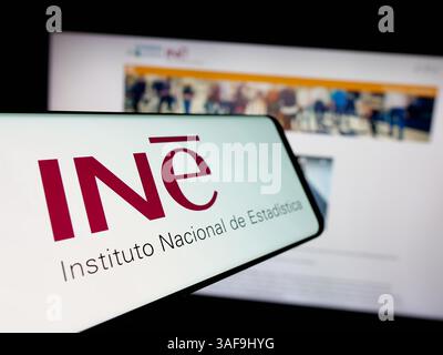 Stuttgart, Deutschland - 21.11.2024: Smartphone mit Logo des spanischen Instituto Nacional de Estadistica (INE) auf dem Bildschirm vor der Website. Stockfoto