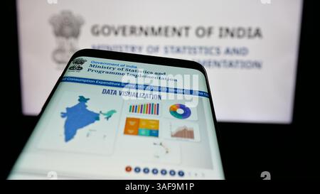 Stuttgart, Deutschland - 21.11.2024: Smartphone mit Website des indischen statistikministeriums MoSPI auf dem Bildschirm vor dem Logo. Stockfoto