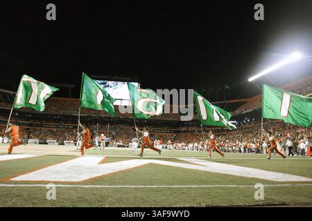 17. September 2009: Das Team der Miami Hurricanes weht Flaggen, die Miami während des Spiels in der zweiten Halbzeit buchstabieren. Die Miami Hurricanes besiegten Georgia Tech Yellow Jackets – 33 zu 17 im Dolphin Stadium in Miami FL (Credit Image: SGM/ZUMAPRESS.com) Stockfoto