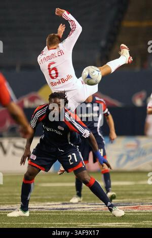 18. September 2009: Die New England Revolutions #21 Mittelfeldspieler Shalrie Joseph kommt mit dem Ball gegen Red Bulls #6 Mittelfeldspieler Seth Stammler. Die New York Red Bulls bestritten die New England Revolution 1-1 im Giants Stadium in Rutherford, New Jersey (Credit Image: SGM/ZUMAPRESS.com) Stockfoto