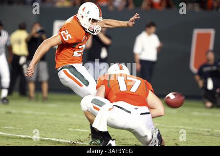 17. September 2009: Miami Hurricanes Kicker Matt Bosher (25) startet, Quarterback Matt Perrelli (Credit Image: SGM/ZUMAPRESS.com) Stockfoto
